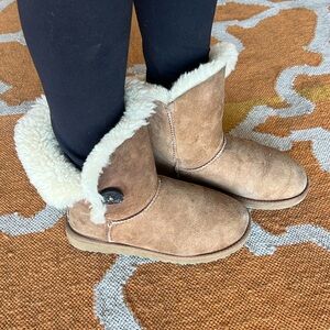 Ugg tan shearling shirt boots size 6